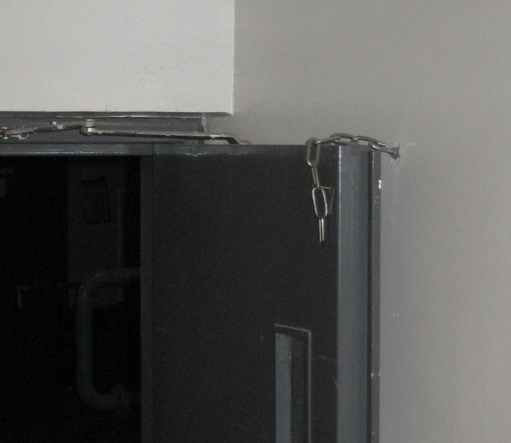 Chain Hold-Open